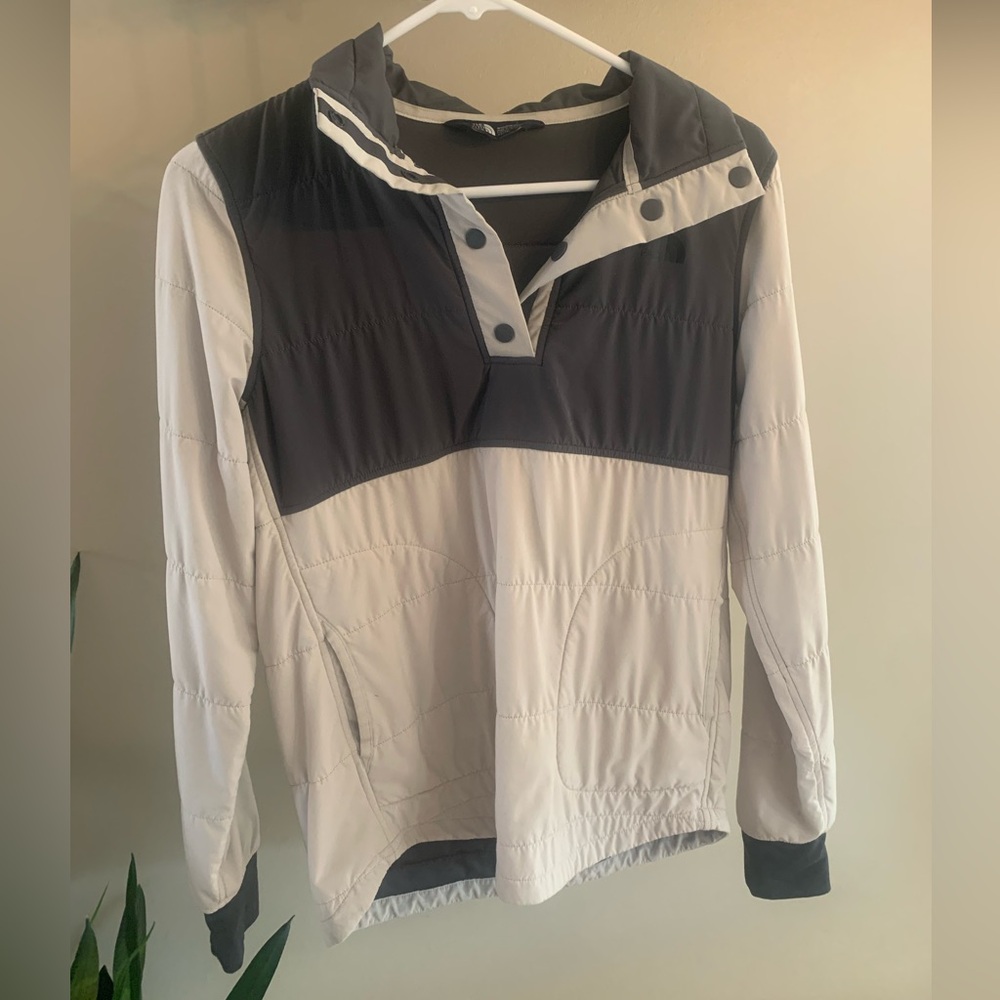 North Face Women’s Pull Over‎